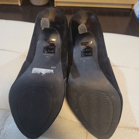 Black Heels - Picture 3 of 4